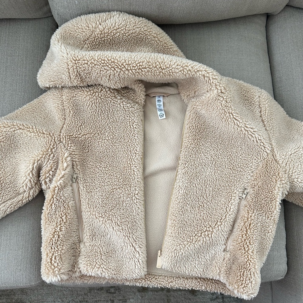 Alo LA Sherpa, lightly worn. In excellent condition